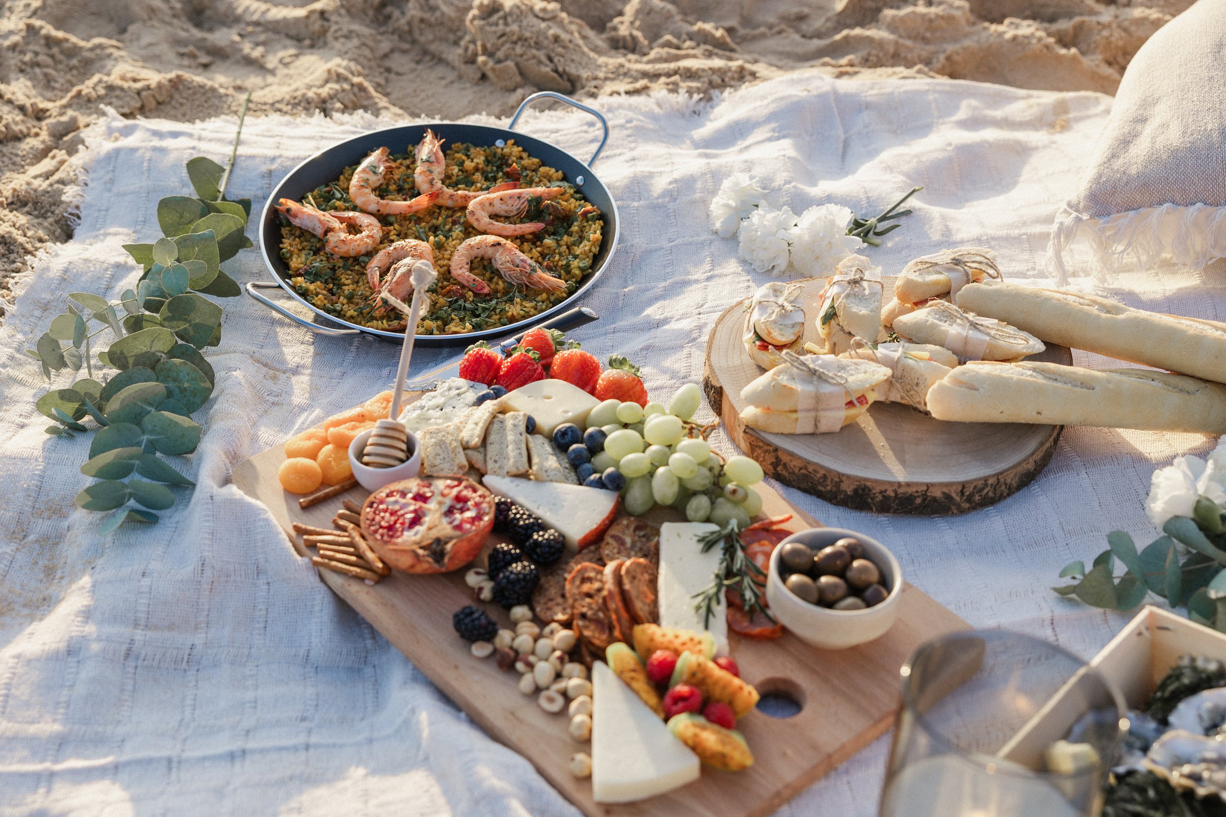 Beach picnic tablescape